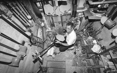 2平方米的楼梯间就是林朱法制作北管乐器的工作室。