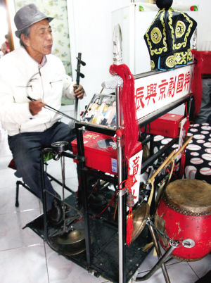 天津一盲人一人组乐队 手脚并用同时奏9种乐器