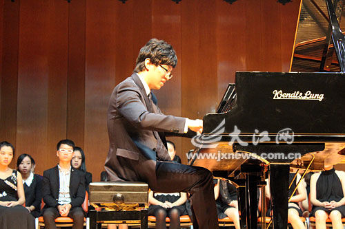 旅美钢琴家元杰献奏青山湖畔[图]