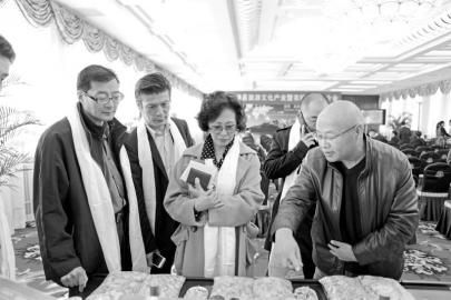 嘉宾参观北京展出的巴塘特产。