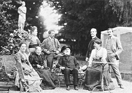 威尔第（戴帽者）与友人们在别墅，前排左二为妻子斯特雷波尼，后排左一为与晚年威尔第发生恋情的捷克女高音特蕾莎&middot;斯多尔茨