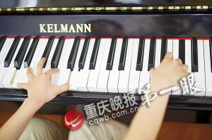 边弹钢琴边看琴谱容易导致视力下降