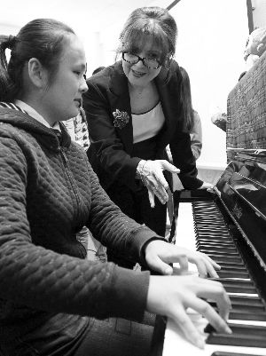 爱丽索&middot;博尔科瓦茨在指导孩子