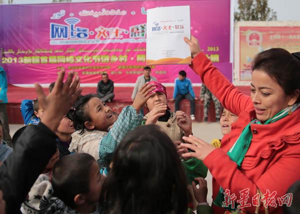 网络文化节活动抵达新疆民族乐器村