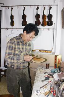 武汉平价提琴制作室：两元钱淘宝做出精美黑弹头