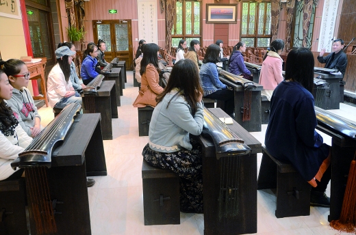 2013年11月8日下午，重庆工商大学南山书院传来悠扬的古琴声。由该校团委和艺术学院联合主办、传媒艺术分院和南山书院承办的全校性通识选修课《中国古琴鉴赏》首次开班。