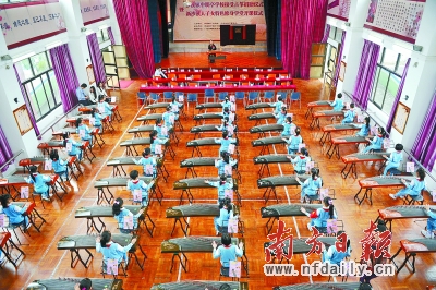 学生们在老师的指导下了解古筝的结构。