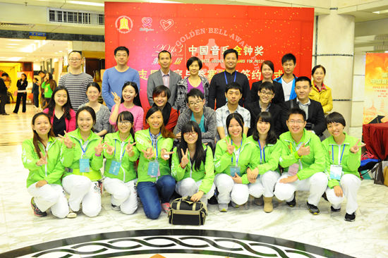 志愿者家庭代表与参赛选手、配对助理在签约仪式上合影留念