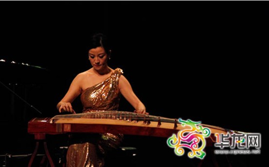 古筝演奏家常静献演大剧院 即兴唱奏古典乐
