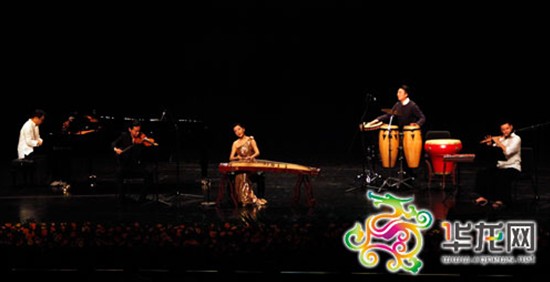 古筝演奏家常静献演大剧院 即兴唱奏古典乐