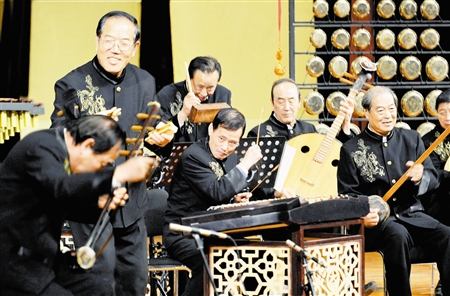 卢振炎、陈幼曾、李振东、李耀杰等津门老一辈&ldquo;国宝级&rdquo;演奏家再次联袂，演奏脍炙人口的内蒙古二人台《五梆子》。 本报记者 庞 剑摄