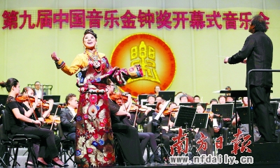 南方日报讯 (记者/周豫 彭文蕊)第九届金钟奖开幕式音乐会昨晚在广州大剧院举行,钢琴王子李云迪带来了由中国京剧改编的《皮黄》,惊艳全场。