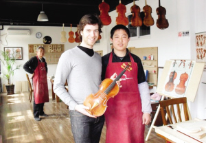 贾新生练调音连听8年曲20多年“钟情”制琴