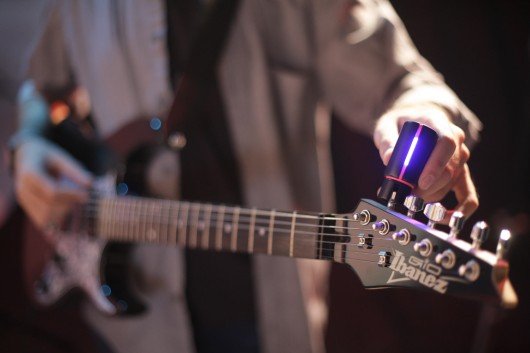 腾讯数码讯（编译：张晓微）对乐器有所了解的人都知道，有些乐器放久后，它会发生一些小小变化导致音调、音色出现偏差，得要需要重新调整，例如吉他就是最常见的一种。