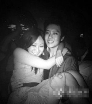 李云迪女友在酒吧的照片