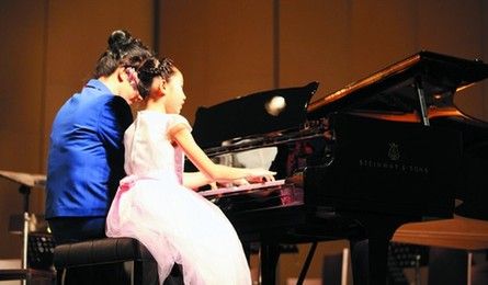 11月30日的保利剧院里响起了热烈的掌声,李欣馨带着她的钢琴弹奏曲目《铃儿响叮当》登上了明明基金音乐会的舞台,并得到了观众们的认可。