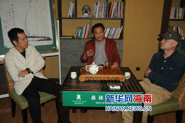 左起：王卓森、梅国云、曹量三位学者畅谈。