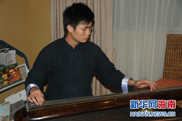 琴师萧望在弹奏古琴。