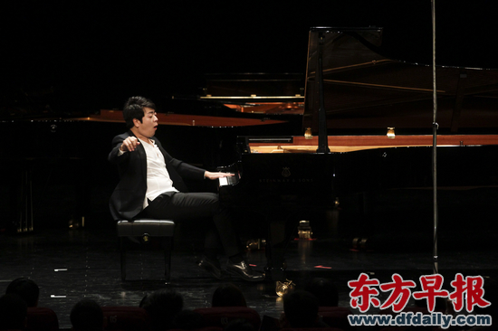 郎朗的琴音与他的神态一样具有十足的气场与感染力。本版图片 早报记者 高剑平