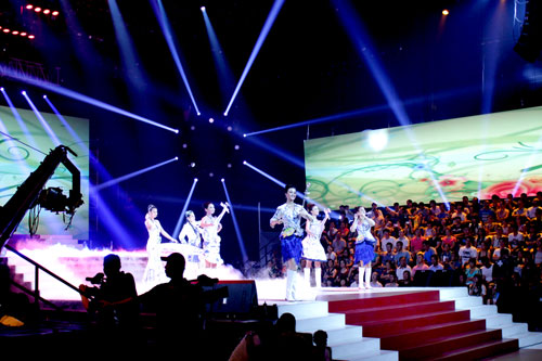 女子水晶乐坊亮相星光大道 与毕姥爷合拉二胡