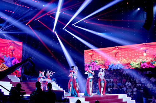 女子水晶乐坊亮相星光大道 与毕姥爷合拉二胡