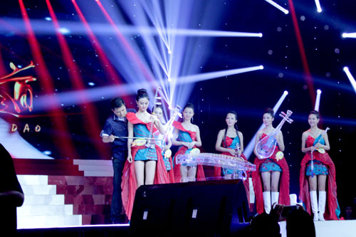 女子水晶乐坊亮相星光大道 与毕姥爷合拉二胡