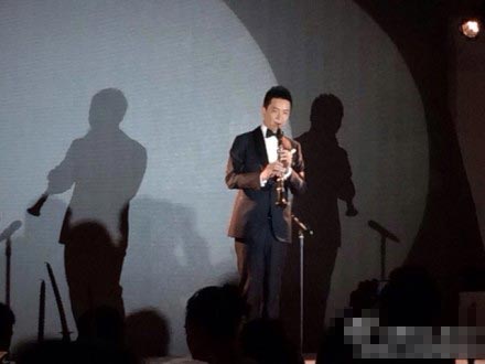 刘璇新婚媒体回礼答谢会 王弢演奏乐器