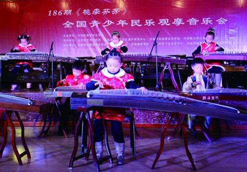 德音琴社学员们进行古筝合奏表演 记者赵天羿摄