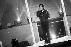 前晚，王杰唱着《安妮》等传奇情歌首先登场。信息时报记者 萧嘉宁 实习生 梁锯聪 摄