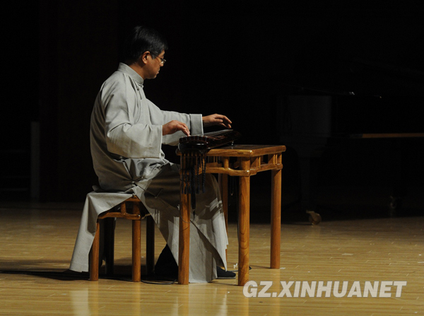 中国古琴学会会长朱晞在贵州演奏《大胡笳》