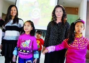 巨人学校副总裁、艺术体育部贾萍校长最爱听孩子们唱歌。