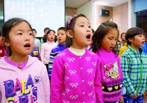 巨人&ldquo;金嗓子&rdquo;合唱团孩子们引吭高歌。