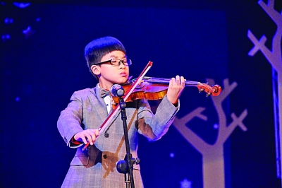 黄律精彩表演。