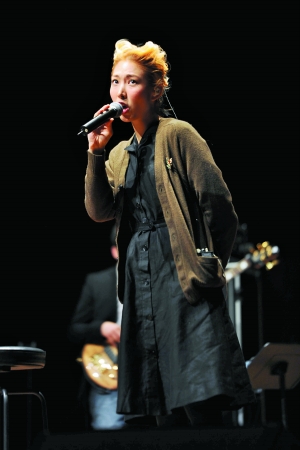 上半场，王若琳一套复古服装打扮，咖啡色针织衫上的一枚胸针，成为全身唯一的装饰品。