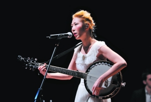 王若琳自弹自唱。