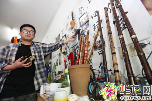 西南大学大三学生吕俊超展示他收藏的各种乐器。 记者 李文科 摄