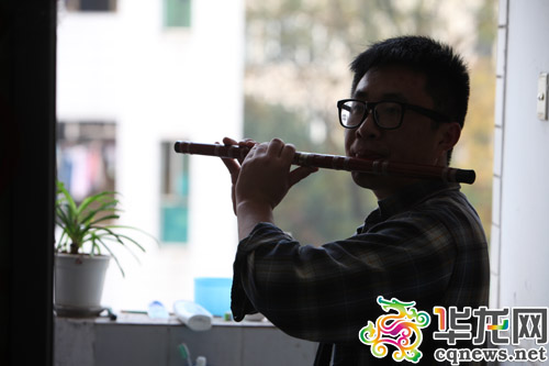 吕俊超精通多种乐器。 记者 李文科 摄