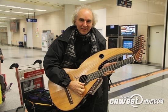 约翰&middot;多恩展示传统20弦吉他