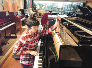 女孩突破命运的艰险成为首个盲人钢琴调律师