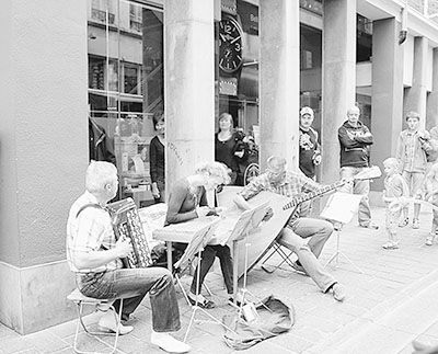 比利时根特街头表演的艺术家分外投入，听众也如痴如醉。