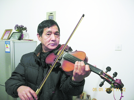 1971年，林忠云在部队文工团拉琴。