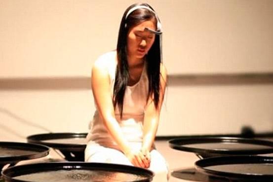 情感首先传入到特定的设备中，然后输入电脑。