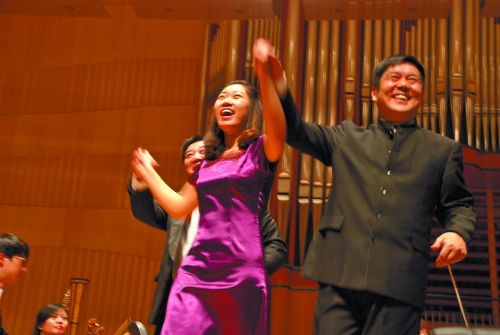 从英伦归来的王紫（右二），用精彩的钢琴演奏迷醉全场。