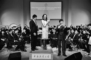 “水果姐”首次来华献唱 对中国乐器埙大为好奇