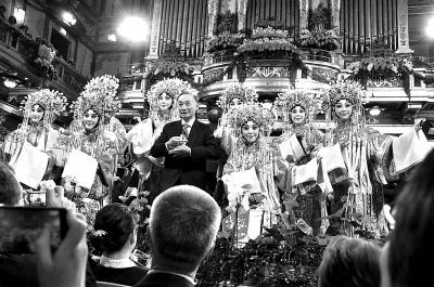 图为梅葆玖率弟子演唱《梨花颂》选段。本报记者 方祥生摄