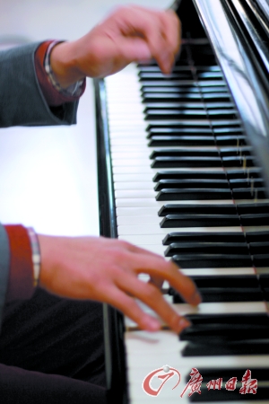 钢琴家吕昊城与母亲在一起。