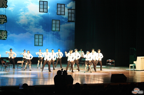 15日晚励志音乐剧《桌的琴》在萧山剧院上演