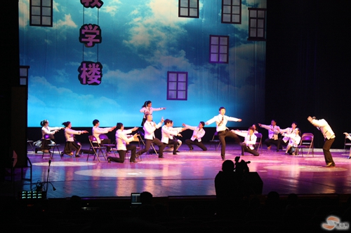 15日晚励志音乐剧《桌的琴》在萧山剧院上演