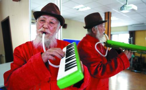 八旬翁精通近20种乐器想办音乐会