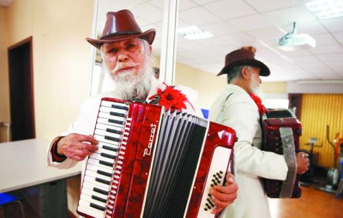 八旬翁精通近20种乐器想办音乐会